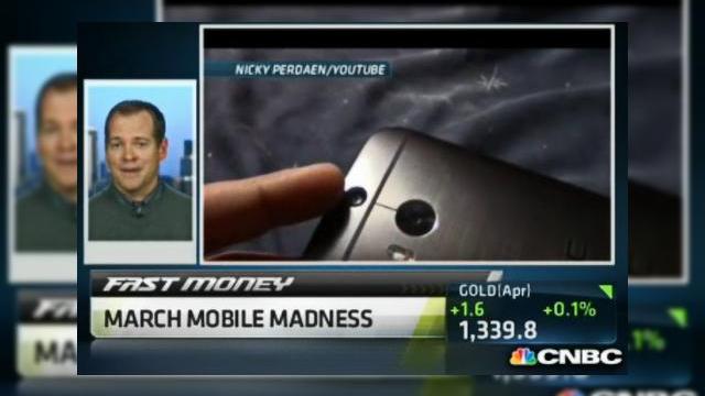 <b>Directorul executiv HTC afirmă că scăpările masive cu Noul HTC One reprezintă un motiv de entuziasm din partea publicului (Video)</b>Așa cum am văzut în ultima perioadă, scăpările ce îl au ca principal subiect pe Noul HTC One au fost la ordinea zilei, având ocazia să vedem atât imagini cât și unele prezentări video de peste 12 minute cu acest terminal. &nbsp; â€‹...