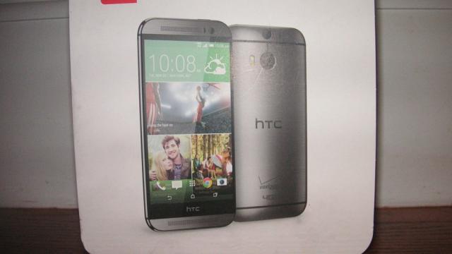 <b>Noul HTC One apare pe eBay, cu un preț de 499.99 dolari, branding Verizon; Avem și poze cu o machetă de nou One!</b>HTC One 2014, acesta pare a fi numele preliminar al noului One, care tocmai a apărut într-o serie de imagini sub formă de replică pe care o găsiți de obicei în magazinele operatorilor înainte de lansare. între timp am fost șocați să găsim...