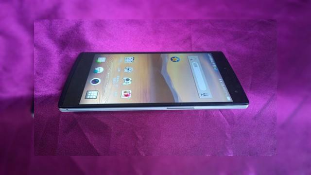 <b>O serie de fotografii live cu Oppo Find 7 Își fac apariția pe web cu doar câteva zile Înainte de lansarea oficială</b>Deși viitorul flagship al companiei Oppo va fi lansat în doar câteva zile, mai precis pe data de 19 martie, iată că acesta își face apariția astăzi într-o serie de fotografii live ce ne prezintă pe lângă terminal, și ambalajul acestuia....