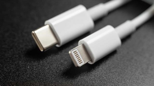 <b>Apple cedează! Va folosi un port USB-C pe următorul iPhone, dar critică UE pentru standardizare</b>După multiple semnale transmise de UE că toţi producătorii de telefoane trebuie să se alinieze la standardul USB-C, iată că în sfârşit avem şi o reacţie din partea Apple. Firma din Cupertino a confirmat că va introduce portul USB-C pe telefoanele