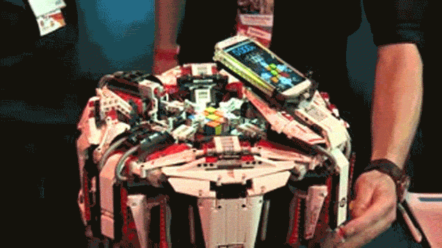 <b>Robotul Lego Cubestromer 3 reușește să rezolve un cub Rubik În doar 3,2 secunde</b>După ce în cursul zilei de ieri aflam că succesorul robotului Lego Cubestormer va încerca în cursul acestei zile să obțină un record mondial pentru viteza de rezolvare a unui cub Rubik, iată că așa s-a și întâmplat. &nbsp; Noul Lego...