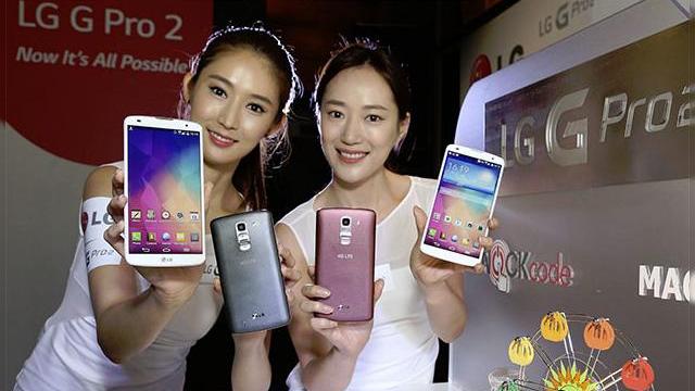 <b>LG G Pro 2 e acum disponibil În Asia, Îl așteptăm și la noi</b>LG G Pro 2 e la ora actuală cel mai bine dotat telefon al companiei sud-coreene, deși el e mai degrabă un phablet. Debutând la showurile tech de la începutul anului, acest device a ajuns deja în magazinele din Asia. &nbsp; Cunoscut și drept "LG G...