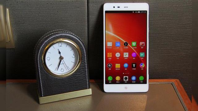 <b>ZTE anunță Nubia X6, un telefon uriaș de 6.44 inch, cu cameră frontală de 13 MP</b>Nubia este brandul premium al celor de la ZTE, iar de astăzi el include oficial un nou model: ZTE Nubia X6. Lansat în cadrul unui eveniment oficial în China, acest produs este mai apropiat de tableta decât de smartphone, având o diagonală de 6.44...