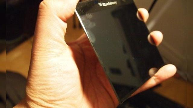 <b>BlackBerry Windermere, un device cu tastatură touch cu gesturi speciale</b>BlackBerry OS 10.3 a ajuns pe web zilele trecute și odată cu el au apărut și câteva detalii despre un device neanunțat încă. Cunoscut sub numele de cod Windermere, acest nou venit suporta gesturi speciale de control pe zona touch, unele care...