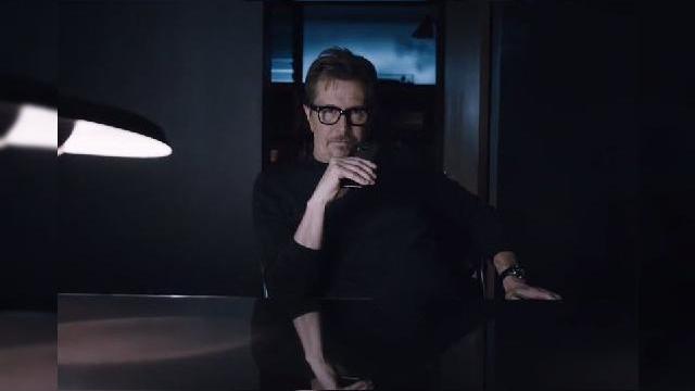 <b>Gary Oldman e imaginea lui HTC One M8, descrie telefonul cu "bla, bla, bla" (Video)</b>HTC One M8 a și primit două spoturi publicitare și după ce HTC l-a înregimentat pe Iron Man anul trecut, acum ajutorul lui Batman este imaginea noului flagship. E vorba despre Gary Oldman, care l-a jucat pe comisarul Gordon în 3 filme Batman. &nbsp;...