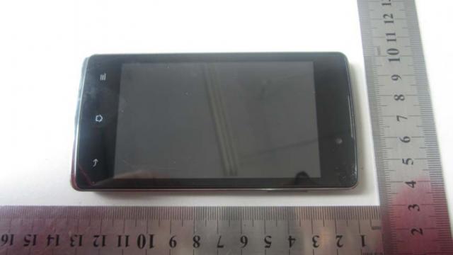 <b>Oppo R1001 Își face apariția la FCC: smartphone entry level cu procesor MediaTek la interior</b>Oppo pregătește încă un telefon, de această dată un model entry level care astăzi a ajuns la FCC pentru teste. El a fost și fotografiat cu această ocazie, iar imaginile rezultate le vedeți mai jos, cu mențiunea că acesta este modelul Oppo...