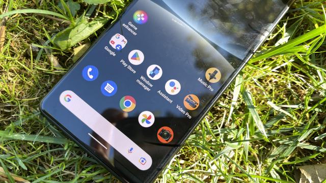 <b>Sony Xperia 5 IV: Bateria campion a telefoanelor mici și compacte</b>Ai zice că pe un telefon cu diagonală de 6.1 inch e de ajuns o baterie de 3800 mAh, hai 4000, hai 4500 mAh. De altfel Xperia 5 III a avut una de 4500 mAh, dar Xperia 5 IV surprinde, prin unitatea sa de 5000 mAh de la interior. Nu avem încărcător la pachet