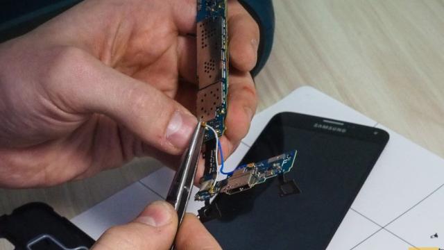 <b>Samsung Galaxy S5 desfăcut și analizat: va fi destul de greu de reparat</b>După ce am văzut disecția lui HTC One M8 la iFixit și o notă mică pentru reparabilitate, acum e rândul lui Samsung Galaxy S5 să treacă printr-un proces similar. Nu e vorba de iFixit de această dată, ci de un site din Rusia, pe numele său...
