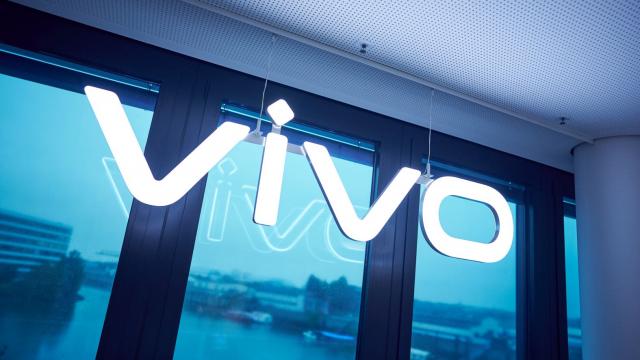 <b>vivo prezintă viitorul procesării foto/video pe telefoanele mobile: cipuri de imagistică personalizate</b>vivo a prezentat cele mai noi variante de cipuri pentru procesare foto/video, de imagistică personalizate. Vin în completarea opticii ZEISS, furnizată de compania germană pentru vivo şi a cipurilor V1 şi V2 lansate până acum pe telefoanele 