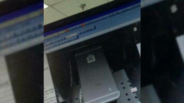 <b>Noi imagini cu iPhone 6 provin direct din fabrica Foxconn; Vom avea o cameră ieșită puțin În afara carcasei?</b>Am asistat la o serie de scăpări legate de iPhone 6 în ultima vreme, semn că undeva la un laborator sau o fabrică un angajat e tare vorbăreț. Am văzut aici probabile dimensiuni ale handsetului, în vreme ce aici&nbsp;a apărut o schiță cu iPhone...