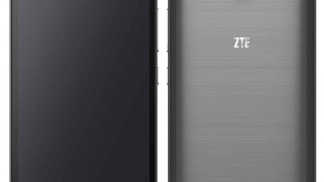 <b>ZTE Grand S II lansat oficial În China, nu vine cu 4 GB RAM așa cum am fi crezut</b>La finalul lunii martie vă informam că ZTE Grand S II ar putea fi primul telefon care aduce 4 GB RAM și iată că acum acest handset a fost lansat oficial în China. Totuși nu vedem nici urmă de cantitatea enormă de RAM promisă. &nbsp; Prezentat la...