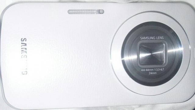 <b>O presupusă imagine cu Samsung Galaxy S5 Zoom Își face apariția; Iat-o!</b>Nici nu a ajuns bine Samsung Galaxy S5 în mâinile tuturor fanilor din România și deja vorbim aproape zilnic de versiuni derivate, precum Galaxy S5 Mini sau Zoom. Dacă Mini a primit câteva specificații în această săptămână, e rândul lui...