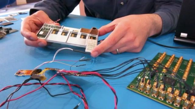<b>Google prezintă echipa din spatele telefonului modular Ara; Iată evoluția sa! (Video)</b>Cu câteva luni în urmă se vorbea foarte mult de telefoane modulare și apăruseră Project Ara de la Motorola și Google, pentru că apoi și ZTE să își manifeste interesul în această direcție. Acum Motorola nu mai este în ograda Google, dar...