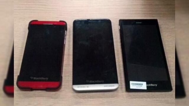 <b>BlackBerry Z3 fotografiat lângă modelul Z10 și Z30</b>BlackBerry Z3 a fost anunțat cu ceva vreme în urmă, dar el nu a fost lansat încă și nu prea am văzut imagini hands on cu el. De abia astăzi vedem o fotografie în care handsetul e fotografiat lângă modelele Z10 și Z30. &nbsp; Pe Z3 îl...