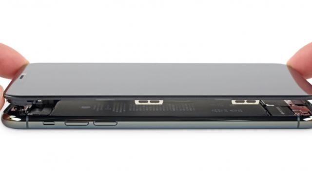 <b>UE vrea să ne facă să scoatem iar bateriile din telefoane</b>UE a început de câţiva ani să propună o nouă legislaţie care avantajează consumatorul european, în special cumpărătorul de electronice. E vorba despre garanţii extinse la electronice şi electrocasnice, uşurarea reparaţiilor şi extinderea