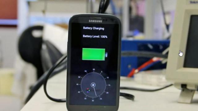 <b>Un prototip de Încărcător/baterie din Israel Încarcă telefoanele Galaxy S În doar 30 de secunde (Video)</b>Direct de pe Forumul Mobilissimo.ro aflăm că există un prototip de încărcător capabil să încarce un model nou Galaxy S la 100% în doar 30 de secunde, ce-i drept, acesta este dotat cu o baterie specială (StoreDot Flash Battery). Acest proiect...