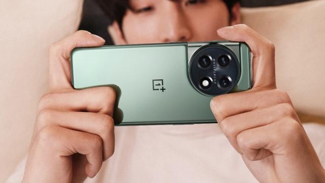 <b>Turul Magazinelor #1213: Pixel 7 la cel mai mic preţ, OnePlus 11 listat în România, gaming PC de buget sub 2000 lei</b>A început o nouă săptămână şi ne trezim cu noi lichidări de stocuri şi oferte. De această dată avem şi new entry-uri pe piaţa locală şi vorbesc aici despre faptul că OnePlus 11 tocmai a fost listat în România. În Turul Magazinelor episodul #1213