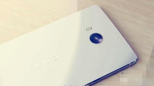 <b>Vivo Xshot, nou flagship al companiei chineze BBK Își face apariția Într-o primă imagine</b>După ce anterior, unele dintre companiile de renume din China cum ar fi Oppo, și-au lansat terminalele flagship pentru acest an, iată că și cei de la BBK se pregătesc pentru lansarea unui astfel de device ce va fi cunoscut sub numele de Vivo Xshot....