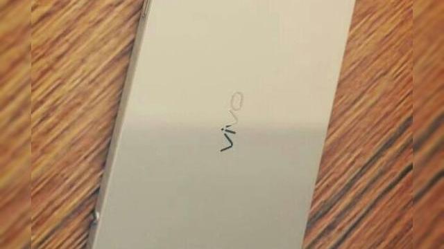 <b>Vivo Xshot prezentat Într-o fotografie hands on, vine cu audio HiFi și o cameră de top</b>Dacă Vivo s-a remarcat drept primul brand care are în portofoliu un telefon cu ecran 2K, iată că urmărim acum orice mișcare a firmei și descoperim imagini cu noul său terminal de top. E vorba despre Vivo Xshot, despre care s-a mai vorbit puțin...