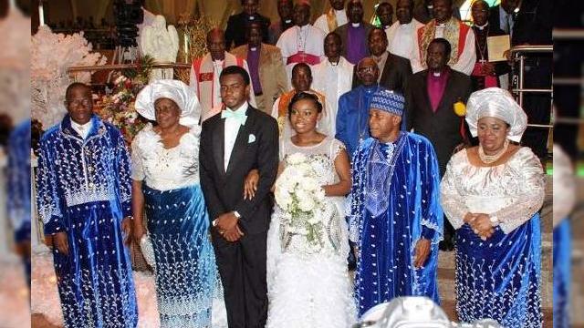 <b>Președintele Nigeriei oferă iPhone-uri placate cu aur invitaților la nunta fiicei sale</b>Acum câteva zile, fiica lui Goodluck Jonathan, președintele Nigeriei, s-a căsătorit cu alesul inimii sale, motiv pentru care președintele a decis că este de cuviință să ofere invitaților la nuntă un cadou mai special, în acest caz fiind vorba...