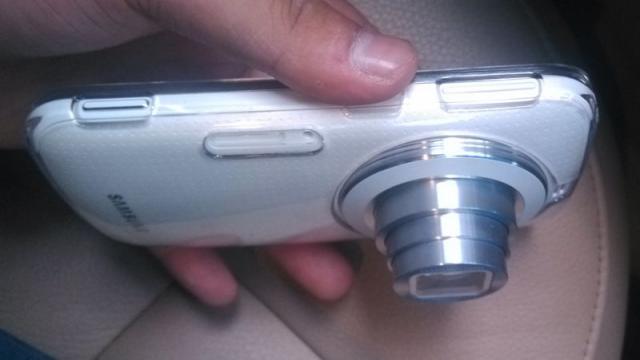 <b>Iată fotografii hands on cu Galaxy K (S5 Zoom), cameraphone de 20 de megapixeli</b>Derivatele inevitabile ale lui Samsung Galaxy S5 sunt modelele Zoom, Active și Mini, pe care le așteptăm să apară undeva pe la începutul verii, sau chiar mai devreme. Ei bine, Zoom pare a fi cel mai prolific la leakuri, iar azi ne onorează cu...