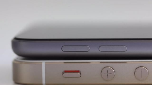 <b>iPhone 6 ar putea fi la fel de subțire ca iPod touch, dacă ne luăm după o husă de pe web</b>Scurgerile de informații despre iPhone 6 nu se termină, iar azi descoperim că terminalul ar putea fi la fel de subțire ca un iPod Touch, judecând după o husă ajunsă pe web. Cei de la Unbox Therapy au pus mâna pe accesoriu și îl analizează în...