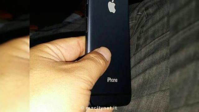 <b>O nouă machetă a lui iPhone 6 Își face apariția pe web; de această dată putem observa și unele detalii</b>După ce în cursul zilei de ieri am putut arunca o mică privire asupra unei presupuse machete de iPhone 6, iată că astăzi o nouă astfel de randare 3D reală a produsului își face apariția pe web. Spre deosebire de cea anterioară, macheta nouă...