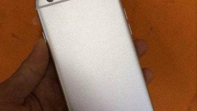 <b>O nouă machetă de iPhone 6 aduce elemente de design similare cu HTC One M8</b>Din câte se pare, nu există zi în care să nu vedem o nouă presupusă machetă a lui iPhone 6, device ce urmează a fi lansat în această vară, sau la începutul lunii septembrie. în cursul zilei de astăzi, o nouă astfel de machetă și-a făcut...