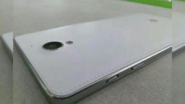 <b>Un nou smartphone Huawei misterios copiază imitația de piele pe spate specifică Samsung</b>Dacă în urmă cu câțiva ani Samsung a avut probleme pentru că împrumuta elemente de design de la terminale Apple, acum Huawei nu se sfiește să împrumute elemente de design ale lui Galaxy Note 3. Astfel, un nou model de handset Huawei ajuns pe web...