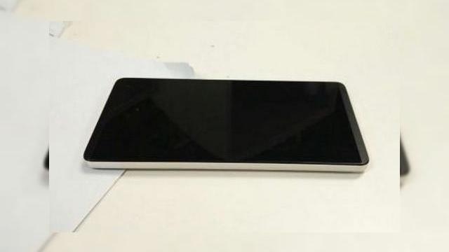 <b>Xiaomi Mi-3S apare Într-o serie de noi fotografii live</b>După ce în săptămâna trecută am avut ocazia să vedem o primă serie de fotografii cu noul flagship al companiei chineze Xiaomi, iată că astăzi o altă serie de fotografii și-a făcut apariția pe web. Totodată, aceste fotografii aduc și o...