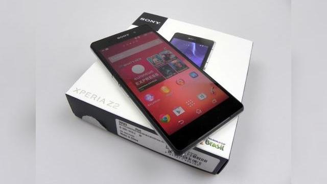 <b>Sony Xperia Z2 Unboxing: cameraphone-ul rezistent la apă revine! (Video)</b>La aproximativ jumătate de an după Xperia Z1 Sony a lansat Xperia Z2, care a sosit în teste la Mobilissim.ro mulțumită celor de la Okazii.ro. Acest device a fost anunțat la MWC 2014 și costă în jur de 2950 - 3100 de lei în România. &nbsp; Avem...
