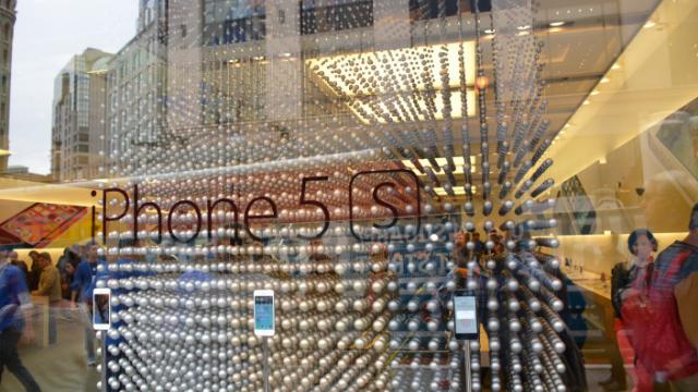 <b>Apple pregătește un eveniment de anvergură legat de iPhone pentru acest weekend; Campanie de upgrade la iPhone 5s</b>Apple are de gând să organizeze un eveniment uriaș legat de iPhone în magazinele sale în weekendul ce urmează. Ideea este de a crește vânzările și se pare că începând cu data de 8 mai, Apple va contacta utilizatorii de modele iPhone mai vechi...