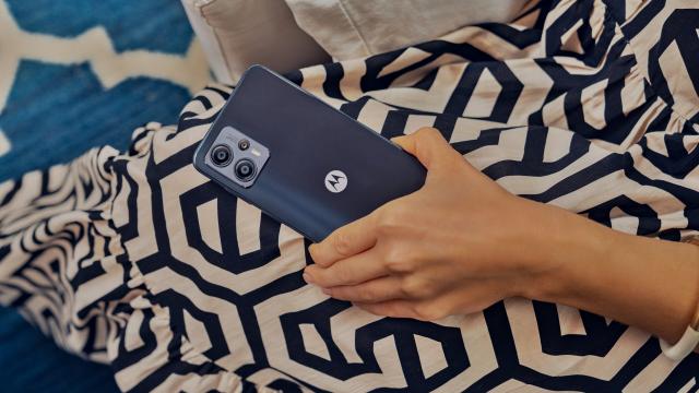 <b>Motorola aduce în România noul smartphone de buget moto g23; Cât costă și ce oferă la capitolul dotări?</b>În ultimele săptămâni cei de la Motorola au adus pe plan local noi telefoane, de la moto g53 la moto g73 și acum și moto g23. Acesta din urmă este un model de buget, care propune un pachet de dotări interesante, în frunte cu ecranul 90Hz 