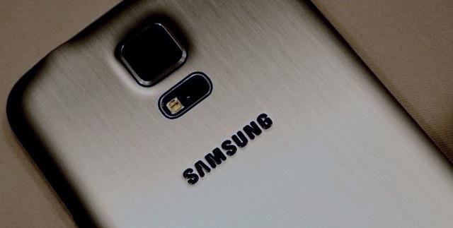 <b>Samsung Galaxy S5 Prime apare Într-o primă fotografie ce scoate la iveală o carcasă din metal</b>După ce numeroase zvonuri afirmau, cei de la Samsung pregătesc în acest moment o versiune premium a lui Samsung Galaxy S5, terminal ce va include o carcasă realizată din aluminiu. în cursul zilei de astăzi, o primă fotografie ce dezvăluie acest...