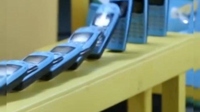 <b>Nokia postează un teaser cu un domino din telefoane vechi; Ce se află la capăt?</b>Companiile care se consideră cu adevărat moderne postează teasere ale noilor lor produse nu pe YouTube sau Twitter, ci pe Instagram sau Vine. Este și cazul celor de la Nokia, care au postat animația unui domino cu telefoane vechi, iar la capătul lor...