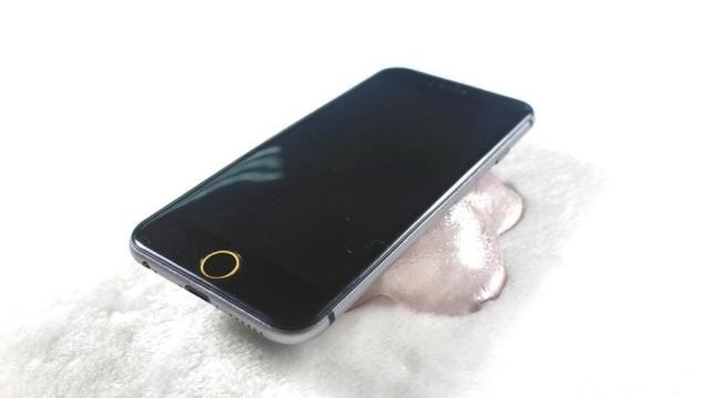 <b>Un nou design curbat de iPhone 6 apare sub forma unei machete</b>Faimosul tipster Sonny Dickson a publicat pe Twitter o serie de imagini cu o machetă de iPhone 6, de această dată cu un design mai curbat decât ne așteptam. Dickson este o sursă sigură, deci hai să îi analizăm fotografiile. &nbsp; E vorba aici...