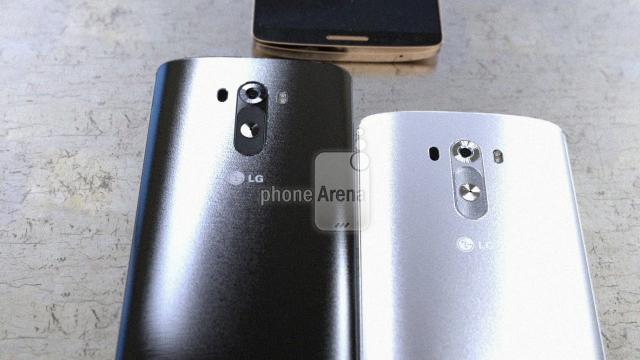 <b>LG G3 pe alb și negru: fotografie de colecție Înainte de lansare</b>Mai sunt 16 zile până la marele debut al lui LG G3 și acest weekend ne aduce noi imagini cu terminalul, pe alb și negru. Vedem efectul brushed al carcasei sale, care se zvonește că ar imita metalul, dar ar fi de fapt plastic. &nbsp; Nici nu știu ce...