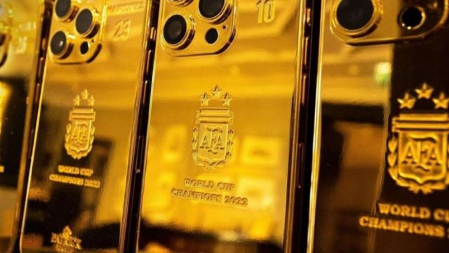 <b> iPhone 14 Pro poleit cu aur, în 35 de unităţi; Iată cadoul dat de Lionel Messi colegilor săi de la echipa Argentinei</b>Am mai văzut iPhone-uri poleite cu aur, în general un proiect al celor de la Kaviar, care tot lansează variante de lux ale produselor Apple, dar de această dată scopul e altul. Lionel Messi a dăruit colegilor de la echipa naţională 