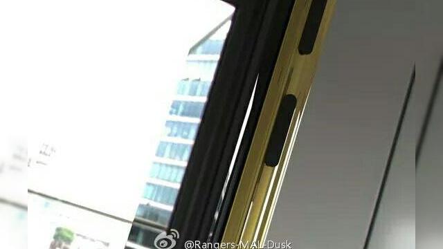 <b>Nokia Lumia 920 ni se prezintă Într-o versiune aurită, Înainte de lansarea lui Lumia 930</b>în vreme ce îl așteptăm pe Nokia Lumia 930 să sosească pe piața luna viitoare, sau în cel mai rău caz în iulie, ne oprim privirile asupra predecesorului său, care a fost poleit cu aur. Iată cum arată un Nokia Lumia 920 acoperit cu prețiosul...