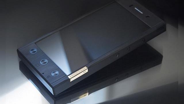 <b>Gresso lansează noi telefoane de lux cu Android la bord, suflate cu aur alb și cu prețuri de la 2500 de dolari În sus</b>Pe lângă Vertu, mai există și brandul de lux Gresso, care produce terminale mobile pentru cei cu dare de mână. Gresso a lansat colecția Radical Black, care include câteva noi smartphone-uri Android. &nbsp; Ele au prețuri ce pornesc de la 2500 de...