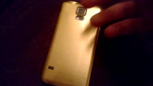 <b>Samsung Galaxy S5 Prime (SM-G906A) apare Într-un al doilea video În care rulează Android 4.4.3 KitKat</b>Iată că astăzi, un nou material video ce îl prezintă pe Samsung Galaxy S5 Prime ajunge pe web, după ce în prealabil, mai precis acum două zile, am putut vedea un prim astfel de video hands-on cu terminalul în cauză. De această dată, ni se...