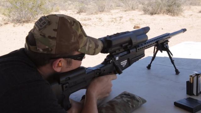 <b>Atenție, se trage! HTC One M8 nimicit cu o pușcă sniper de Terminator (Video)</b>Lapua Magnum Surgeon XL este numele unei puști sniper uriașe, de fapt o pușcă smart, plină de ghidaje electronice și chipuri destule cât pentru un smartphone. Aceasta este unealta de distrugere care a făcut praf un HTC One M8 în clipul de mai...