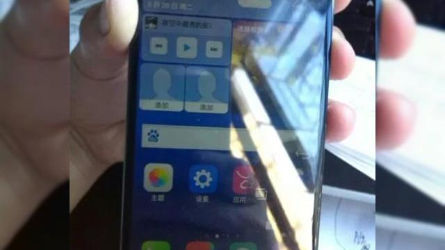 <b>Telefon cu Android și Windows Phone? Cam așa ar putea arăta acest hibrid dual boot, produs de Huawei și anulat</b>A trecut ceva vreme de când am auzit prima oară de un posibil telefon Huawei dual boot, care să aibă și Windows Phone și Android la bord. Ei bine, astăzi vedem o imagine cu o versiune a acestui device, care aparent a fost anulat până la urmă....