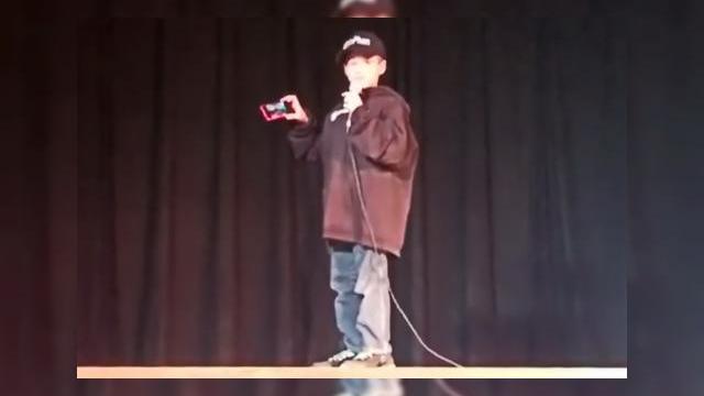 <b>Windows Phone 8.1 Îi cucerește și pe cei mici; Iată un junior realizând o prezentare a noului OS (Video)</b>Dacă atunci când noi eram mici spuneam poezii pe scenă său maxim jucăm în vreo piesă de teatru, iată că juniorii din ziua de azi vin pe scena școlii pentru a prezenta... sistemul de operare preferat. Mai jos aveți o mostră de prezentare, un...