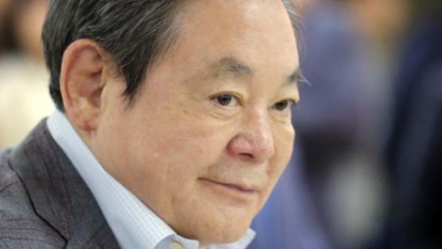 <b>CEO-ul Samsung Își recapătă cunoștiința după mai bine două săptămâni de comă</b>Dacă acum două săptămâni aflam că directorul Samsung, Lee Kun-hee (72 ani) a suferit un infarct, iată că astăzi aflăm faptul că starea acestuia s-a ameliorat. Astfel, Kun-hee și-a recăpătat cunoștiința după mai bine de două săptămâni...