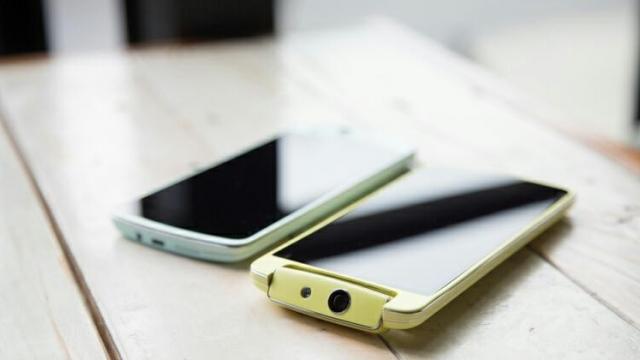 <b>Oppo N1 Mini va sosi cu o cameră rotativă și rama aurie</b>Despre Oppo N1 Mini am mai scris cu puțin timp în urmă și iată că apare încă o scăpare legată de acest model, care ar urma să sosească la final de lună. Terminalul va avea o diagonală de 5 inch, cu 0.9 inch mai mică decât varianta N1...
