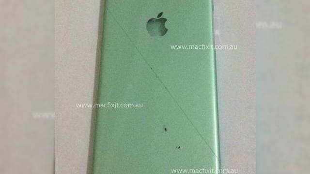 <b>Panoul spate a lui iPhone 6 apare Într-o imagine ce confirmă prezența unui singur bliț LED</b>După ce anterior am asistat la o avalanșă de leak-uri ce au constat în machete de iPhone 6, iată că acum o nouă fotografie spion ne oferă o privire mai detaliată asupra panoului spate ce va fi adoptat de către viitorul iPhone. &nbsp; Din punct...