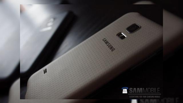 <b>Acesta ar putea fi Samsung Galaxy S5 Mini; Iată-l În 3 fotografii!</b>După ce a lansat oficial varianta Active a lui Samsung Galaxy S5 și modelul Galaxy K Zoom, e momentul să ne pregătim pentru versiunile Mini și Prime. în ce îl privește pe Galaxy S5 Mini am avut foarte puține scurgeri de informații, dar azi...
