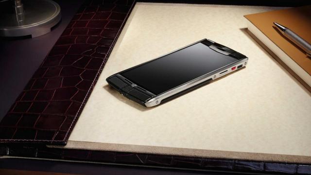 <b>Vertu lansează smartphone-ul de lux Signature Touch; acest aduce dotări hardware de top (Video)</b>Una dintre cele mai cunoscute companii tech axate pe producerea de terminale de lux este Vertu. De curând, aceștia au anunțat lansarea unui nou terminal de lux ce este fabricat dintr-o carcasă de titan și piele de vițel finisată manual, și anume...