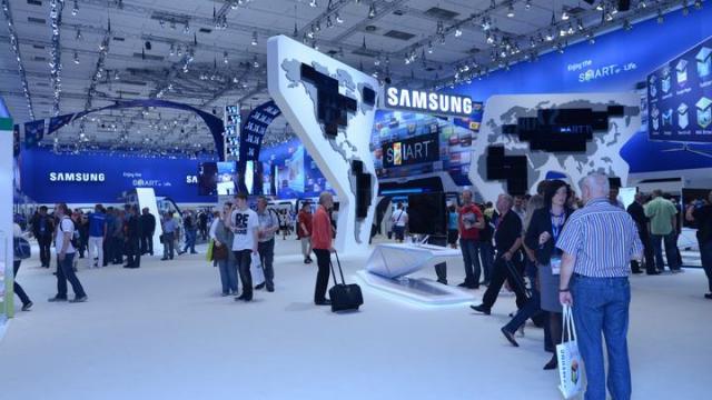 <b>Show-ul IFA ar putea găzdui lansarea lui Galaxy Note 4 și a unor ochelari inteligenți Samsung</b>Deși zvonurile din ultimul timp în ceea ce privește produsele companiei Samsung au făcut referire mai mult la o noua gamă de tablete, cât și la versiunea Prime a lui Galaxy S5, acum în atenția presei apar alte dispozitive viitoare pregătite de...